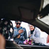 Langkah pertama, dari dalam mobil para tamu pernikahan dengan konsep drive-thru ini memberikan simbol tangan namaste sebagai tanda hormat selain berjabat tangan. Foto: Facebook Dinas Bridal