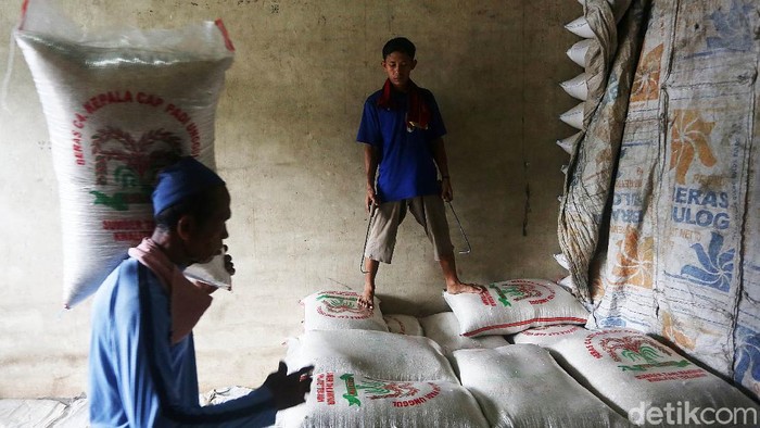 Pekerja melakulan aktivitas bongkar muat di Pasar Induk Beras Cipinang, Jakarta Timur, Rabu (18/3/2020). Direktur Utama PT Food Station Tjipinang Jaya, Arief Prasetyo Adi memastikan, stok beras untuk memenuhi kebutuhan warga Jakarta masih aman di tengah pandemi covid-19. Saat ini ada sekitar 30.101 ton beras di Pasar Induk Beras Cipinang.