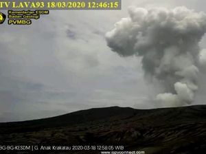 PVMBG Pastikan Material Erupsi Anak Krakatau Tak Sampai Pulau Jawa-Sumatera