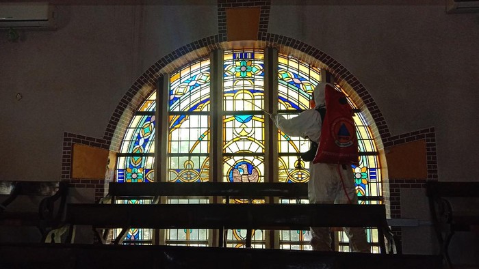 penyemprotan disinfektan gereja immanuel