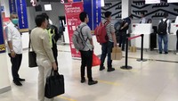 Implementasi social distancing dilakukan dengan mengoptimalkan ruang yang ada di terminal untuk menciptakan jarak yang dianjurkan bagi penumpang pesawat, khususnya di area-area tempat berkumpulnya penumpang pesawat. Pool/Angkasa Pura II.