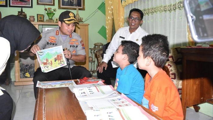 Polisi Bagikan Modul Belajar Siswa yang Belajar di Rumah Selama 