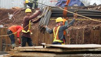 Para pekerja tengah melakukan pembangunan Flyover Lenteng Agung, Jakarta Selatan.