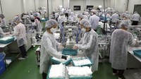 Guna memenuhi kebutuhan masyarakat akan masker tersebut pemerintah Korea Selatan pun mendorong peningkatan produksi serta melarang ekspor masker. Foto: AP/Lee Jin-wook
