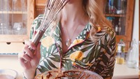 Selain hobi makan, Polly juga ternyata hobi masak. Gaya ketika mengolah kue cokelat ini bikin Polly tampak lucu. Nur Khamid bertemu dengan Polly ketika ia bekerja di sebuah restoran di Bali. Foto: instagram @pollyoddsock