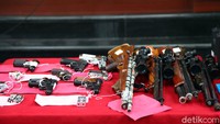 Total 24 senjata api ilegal diamankan dari para tersangka.