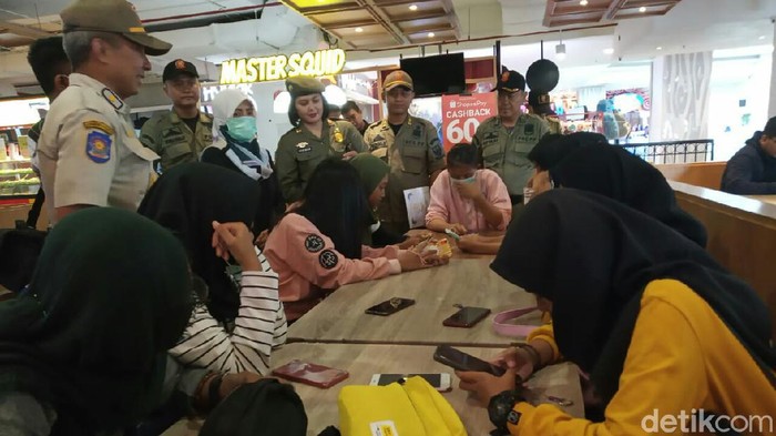 pelajar di cirebon kena razia nongkrong di mal
