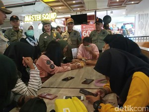Duh, Bukan Belajar di Rumah, Pelajar Cirebon Malah Nongkrong di Mal