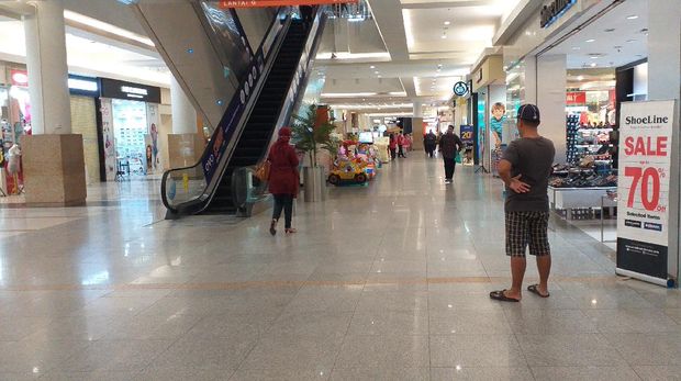 Mal di Surabaya sepi/