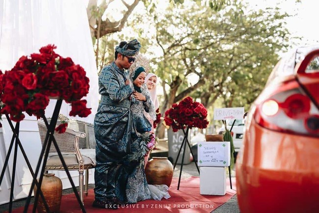 Sebelum lockdown, pemerintah Malaysia sudah  memberlakukan aturan ketat mengenai social distancing. Warga dibatasi aktivitasnya diluar rumah. Mereka tidak boleh menghadiri pemakaman, pengajian hingga acara pesta pernikahan. Tak kehabisan ide, sepasang pengantin ini tetap menggelar pesta resepsi dengan konsep drive-thru. Foto: Facebook Dinas Bridal