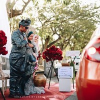 Sebelum lockdown, pemerintah Malaysia sudah  memberlakukan aturan ketat mengenai social distancing. Warga dibatasi aktivitasnya diluar rumah. Mereka tidak boleh menghadiri pemakaman, pengajian hingga acara pesta pernikahan. Tak kehabisan ide, sepasang pengantin ini tetap menggelar pesta resepsi dengan konsep drive-thru. Foto: Facebook Dinas Bridal