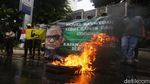 Bakar Ban Warnai Aksi Demo di Kejagung