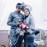 Cara tersebut dipilih oleh pengantin agar mengurasi kontak langsung atau bersentuhan  dengan orang lain tanpa menunda acara yang telah terlanjur dipersiapkan. Apakah kamu yang akan menikah dalam waktu dekat, tertarik menggunakan konsep pernikahan drive-thru ini? Foto: Facebook Dinas Bridal