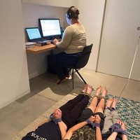 Sulit bagi para ibu saat harus work from home dan ada anak-anak di rumah. Demi tetap fokus dan bisa bekerja di rumah tanpa diganggu, mengikat anak jadi salah satu solusinya. Foto: meme work from home