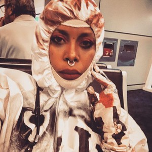 Viral, Baju Hazmat Motif Louis Vuitton yang Dipakai Erykah Badu Viral, Baju Hazmat Motif Louis Vuitton yang Dipakai Erykah Badu
