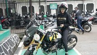 Nikita Mirzani seakan tidak kesulitan menunggangi motor gede. Foto: Palevi S/detikFoto