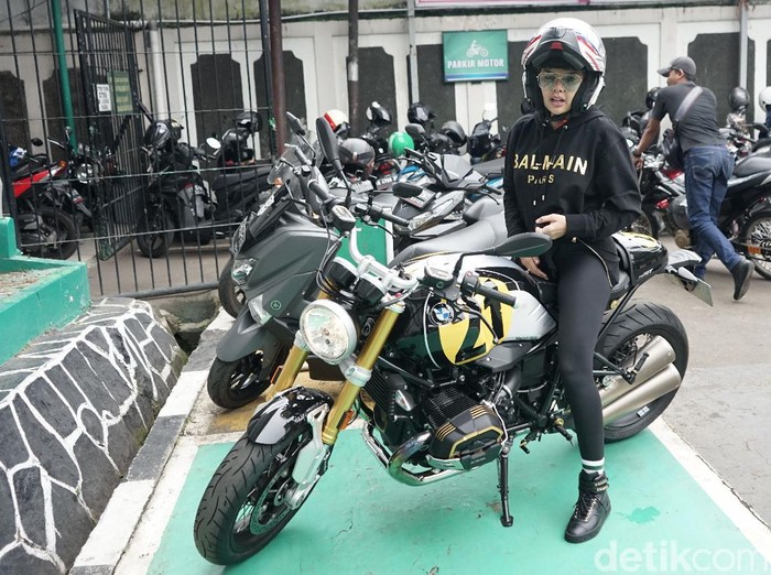 Nikita Mirzani saat ditemui di PN Jaksel.