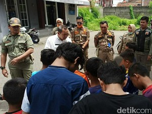 Petugas Jemur Sekelompok Pemuda yang Masih Nekat Bergerombol