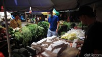 Penurunan pembeli akibat imbas dari imbauan untuk meminimalisir aktivitas luar rumah. Imbauan tersebut untuk mengurangi penyebaran virus Corona.