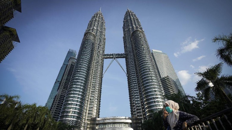 Kasus Corona Makin Banyak, Malaysia Lockdown Night view city centre of Kuala Lumpur, Malaysia, Tuesday, March 17, 2020. Malaysian government issued a movement order to the public starting from March 18, 2020 until March 31, 2020 to block the spread of COVID-19. For most people the new COVID-19 coronavirus causes only mild or moderate symptoms, but for some it can cause more severe illness. (AP Photo/Vincent Thian)