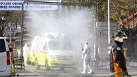 Mobil-mobil ambulans yang disiagakan untuk mengevakuasi pasien maupun warga yang mengalami gejala terinfeksi virus Corona secara rutin akan disemprotkan disinfektan guna mencegah penyebaran virus yang dapat berdampak kepada para tim medis maupun petugas lainnya yang tengah bertugas. Foto: AP/Kim Hyun-tai/Yonhap