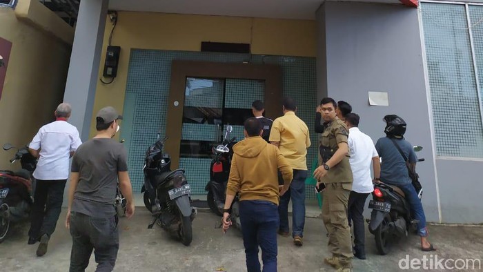 Satpol PP Makassar merazia siswa yang keluyuran.