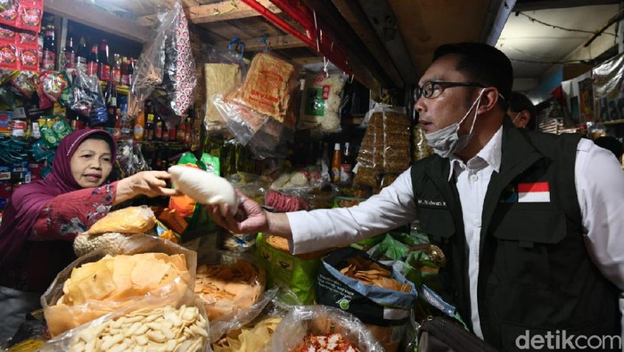 Ridwan Kamil mengecek harga sembako di Pasar Sederhana Bandung