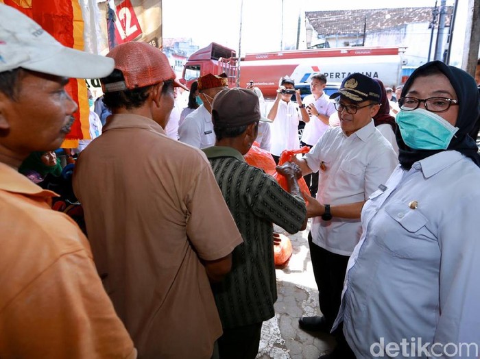 Pemkab Banyuwangi bantu warga berpendapatan harian yang terdampak mewabahnya virus corona. Pemkab menyiapkan jaring pengaman di tengah social distancing untuk mencegah penyebaran virus tersebut.