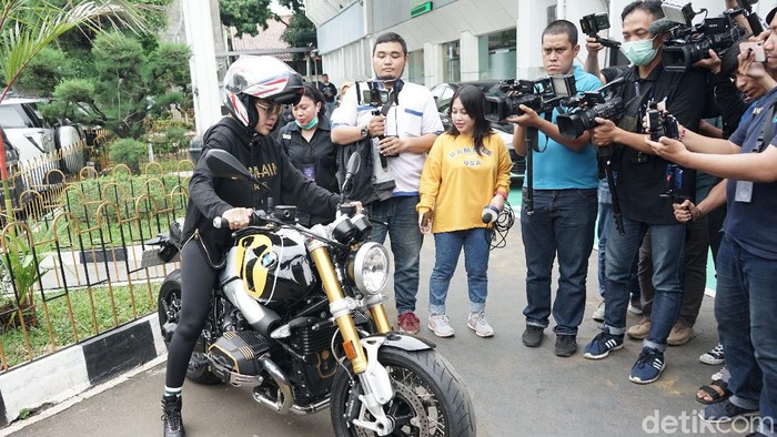 Nikita Mirzani saat ditemui di PN Jaksel.