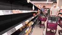 Karena pemberitahuan tersebut warga Malaysiapun melakukan panic buying dan memadati beberapa pusat perbelanjaan. (AP Photo)