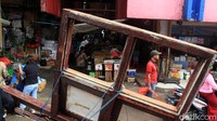 Berbagai kebutuhan juga tetap dijual di pasar tersebut.