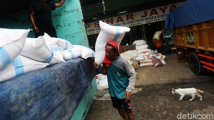 Pekerja melakulan aktivitas bongkar muat di Pasar Induk Beras Cipinang, Jakarta Timur, Rabu (18/3/2020). Direktur Utama PT Food Station Tjipinang Jaya, Arief Prasetyo Adi memastikan, stok beras untuk memenuhi kebutuhan warga Jakarta masih aman di tengah pandemi covid-19. Saat ini ada sekitar 30.101 ton beras di Pasar Induk Beras Cipinang.