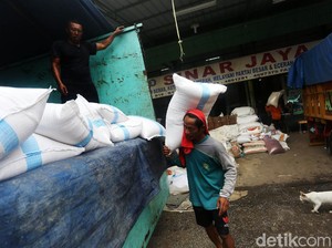 Anies Perpanjang PSBB DKI, Distribusi Beras Terhambat?