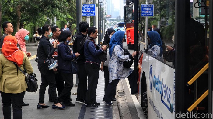 Warga beraktifitas dan mengantri transportasi umum dengan jarak kurang dari 1 meter di kawasan Bundaran HI, Jakarta, Rabu (18/3/2020). Pemerintah menghimbau semua kerumunan umum mempunyai jarak 1 hingga 2 meter (social distance) untuk meminimalisir penyebaran Corona. Namun himbauan tersebut belum Tersosialisasi dengan baik.