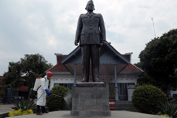 Petugas BPBD menyemprotkan cairan disinfektan di Museum Istana Gebang, Blitar, Jawa Timur, Rabu (18/3/2020). Foto: ANTARA FOTO/IRFAN ANSHORI Petugas BPBD menyemprotkan cairan disinfektan di Museum Istana Gebang, Blitar, Jawa Timur, Rabu (18/3/2020). Foto: ANTARA FOTO/IRFAN ANSHORI