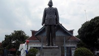 Petugas BPBD menyemprotkan cairan disinfektan di Museum Istana Gebang, Blitar, Jawa Timur, Rabu (18/3/2020). Foto: ANTARA FOTO/IRFAN ANSHORI