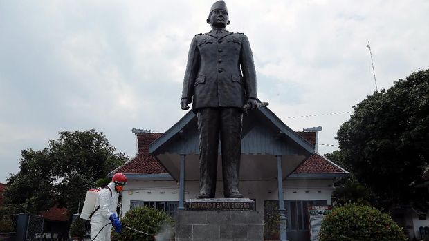 Petugas BPBD menyemprotkan cairan disinfektan di Museum Istana Gebang, Blitar, Jawa Timur, Rabu (18/3/2020). Usai dilakukan penyemprotan, Pemkot Blitar langsung melakukan penutupan terhadap kawasan wisata Istana Gebang yang merupakan rumah masa kecil Presiden Soekarno, terhitung mulai hari ini hingga 29 Maret 2020 mandatang guna menekan penyebaran COVID-19 di daerah itu. ANTARA FOTO/Irfan Anshori/wsj.