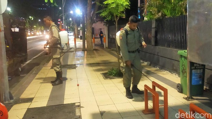 Pemkot Surabaya terus berupaya melakukan pencegahan penyebaran virus corona. Hingga malam, petugas masih melakukan penyemprotan disinfektan di sejumlah fasilitas umum.