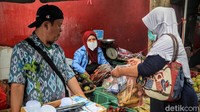 Untuk mengurangi penyebaran virus corona, sebagian pedagang maupun pembeli melakukan aktivitas jual beli dengan memakai masker.