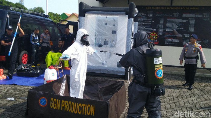 Simulasi penanggulangan virus COVID-19 Polda Jateng