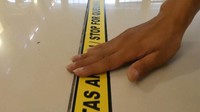 Penerapan social distancing di terminal ini merupakan upaya terbaru PT Angkasa Pura II dalam mencegah penyebaran COVID-19, selain yang sudah dilakukan seperti penyemprotan cairan disinfektan, penyediaan banyak hand sanitizer, pengecekan suhu tubuh penumpang pesawat, dan lain sebagainya. Pool/Angkasa Pura II.