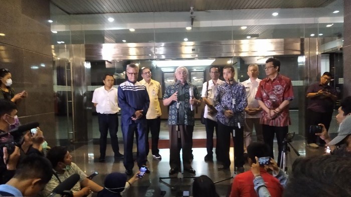 Gubernur Kaltim Isran Noor konferensi pers penetapan status KLB terkait virus Corona.
