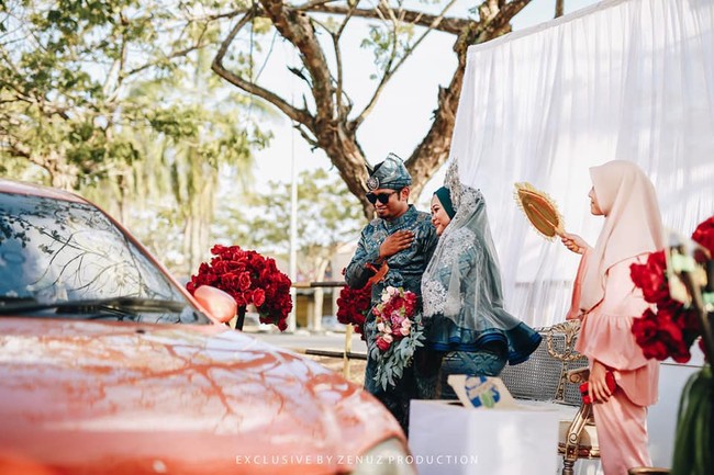 Pesta pernikahan drive thru ini digelar pada Senin (16/3/2020). Pasangan tersebut mau tak mau mengadakan pernikahan drive-thru untuk mengurasi kontak langsung dengan para tamu undangan. Foto: Facebook Dinas Bridal