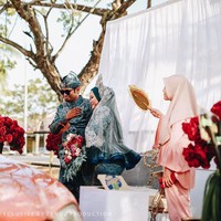 Pesta pernikahan drive thru ini digelar pada Senin (16/3/2020). Pasangan tersebut mau tak mau mengadakan pernikahan drive-thru untuk mengurasi kontak langsung dengan para tamu undangan. Foto: Facebook Dinas Bridal