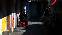 Warga Korea Selatan pun melakukan karantina diri sendiri di rumah selama beberapa pekan guna memutus rantai penyebaran virus Corona. Dengan mengarantina diri sendiri di dalam rumah, warga pun mengurangi aktivitas mereka di luar ruangan dan mengatasinya dengan belajar maupun bekerja dari rumah. Foto: Getty Images/Chung Sung-Jun