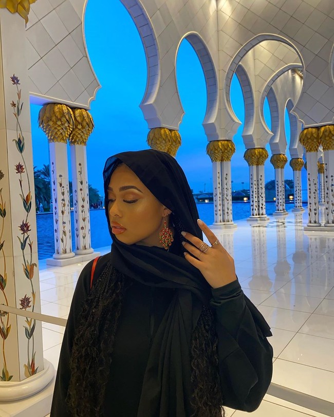 Oh, jadi kalau mereka memakainya mereka dipuji tapi kalau wanita muslim memakainya mereka dihina dan disebut teroris? Posting bokong di satu hari lalu posting di salah satu mesjid tersuci selanjutnya. tulis netizen. Foto: Instagram @jordynwoods