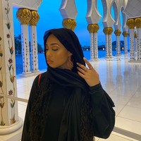 Oh, jadi kalau mereka memakainya mereka dipuji tapi kalau wanita muslim memakainya mereka dihina dan disebut teroris? Posting bokong di satu hari lalu posting di salah satu mesjid tersuci selanjutnya. tulis netizen. Foto: Instagram @jordynwoods