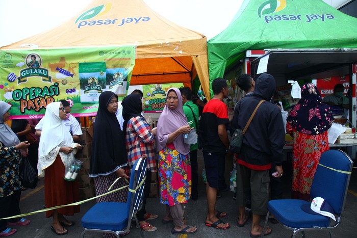 Antrian ibu ibu saat ingin membeli bahan pokok di operasi Pasar di Pasar Kramat Jati Jakarta Timur