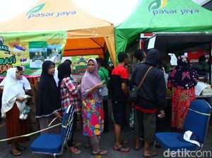 Warga Serbu Operasi Pasar Bulog