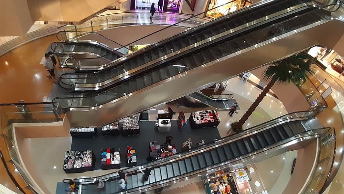 Suasana pusat perbelanjaan yang tampak sepi di tengah mewabahnya virus corona. Seperti terlihat di salah satu mal di Bekasi, Rabu (18/3/2020).